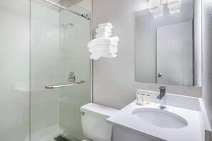 Duschwanne, kostenlose Toilettenartikel, Haartrockner, Handtücher
