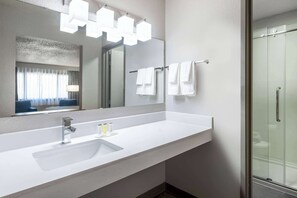 Ensemble douche/baignoire, articles de toilette gratuits, sèche-cheveux