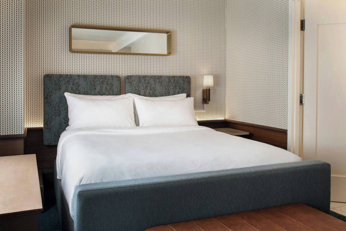 Room, 1 Queen Bed | Premium bedding, in-room safe, desk, laptop workspace