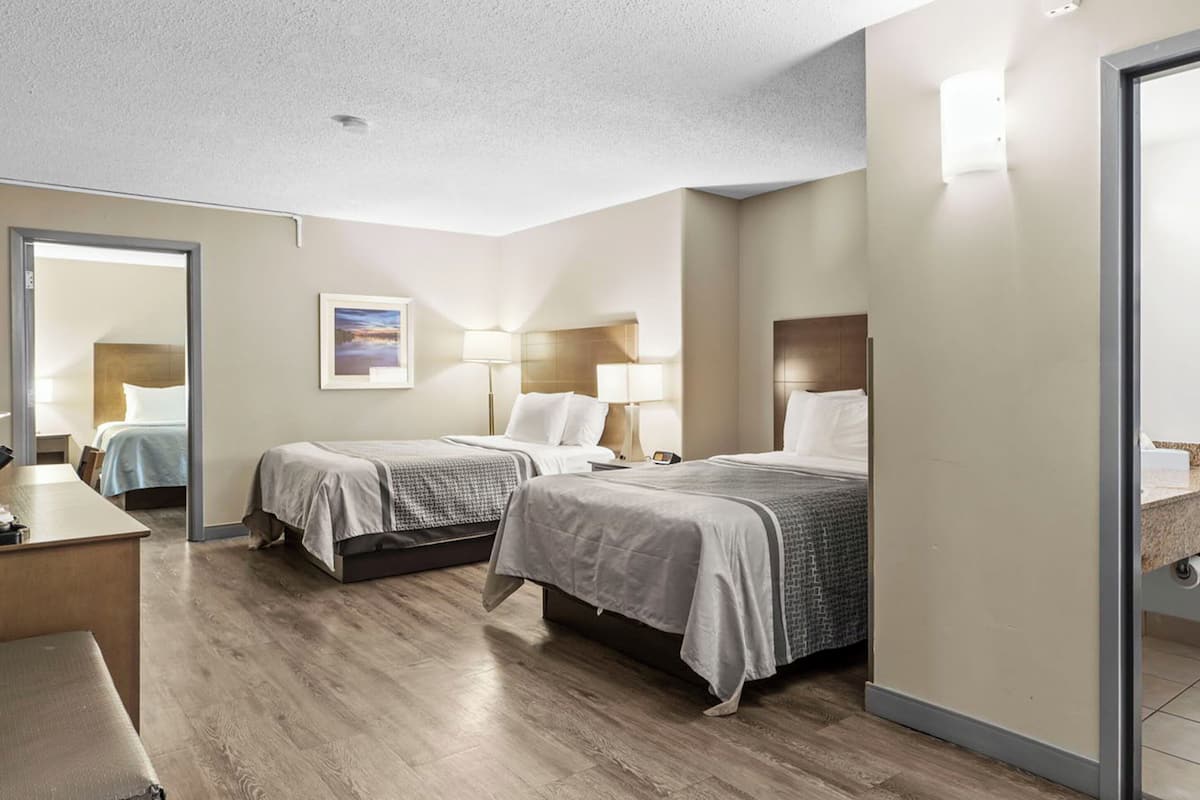 Suite monolocale familiare, non fumatori (3 Queen Beds) | Una cassaforte in camera, una scrivania, tende oscuranti