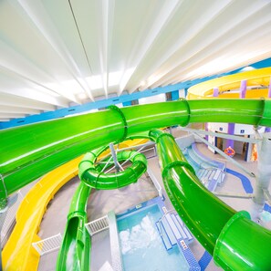 Parque acuático con múltiples toboganes y piscinas.