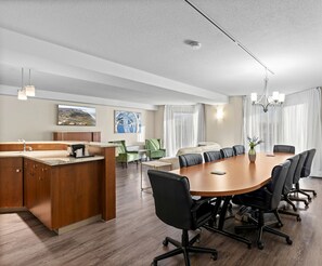 エグゼクティブ スイート 1 ベッドルーム 禁煙 | リビング エリア | 40 インチの液晶テレビ (ケーブル放送視聴可)、テレビ