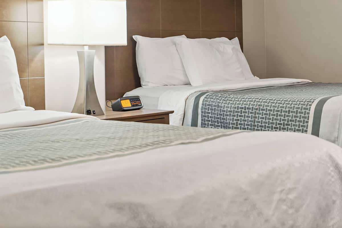 Een kluis op de kamer, een bureau, verduisterende gordijnen