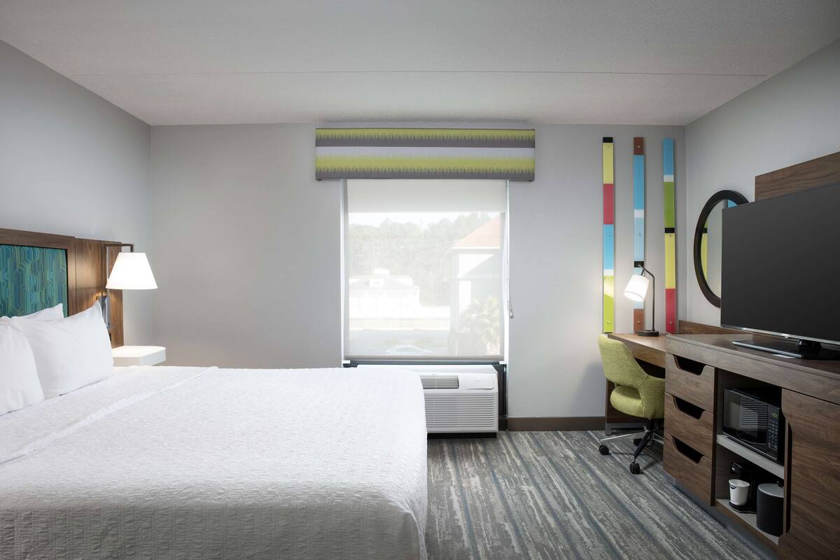 In-room safe, iron/ironing board, free WiFi, bed sheets