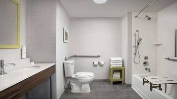 Une salle de bain moderne équipée de toilettes, d’un lavabo et d’une baignoire.