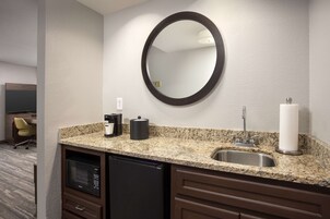 Caja de seguridad en la habitación y tabla de planchar con plancha 