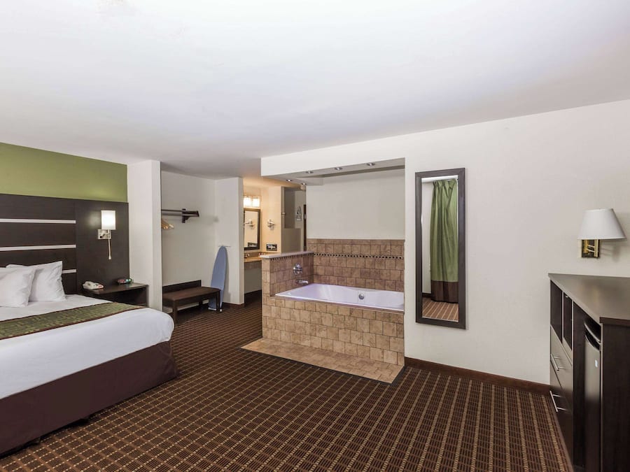 Studiosuite, 1 kingsize-seng, ikke-røyk | 1 soverom, skrivebord, skrivebord for bærbar PC og blendingsgardiner