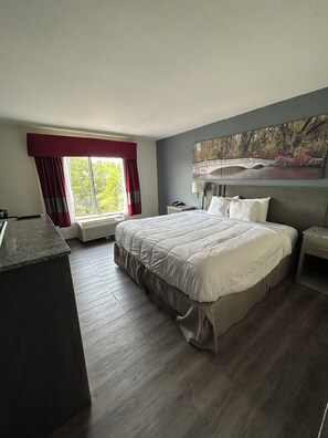 Brankas, meja kerja, ruang kerja ramah laptop, dan tirai kedap cahaya