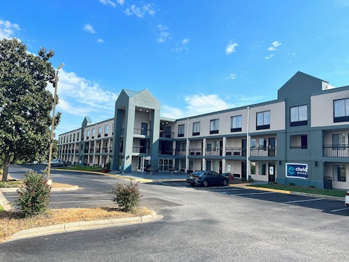 Clarion Pointe - Greensboro Coliseum Area