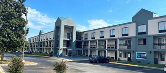 Clarion Pointe - Greensboro Coliseum Area