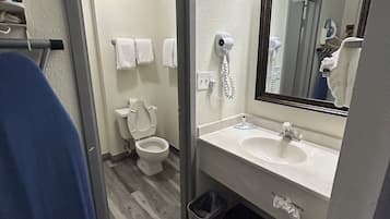 Zimmer, 2 Doppelbetten, Nichtraucher | Badezimmer | Badewanne, kostenlose Toilettenartikel, Haartrockner, Handtücher