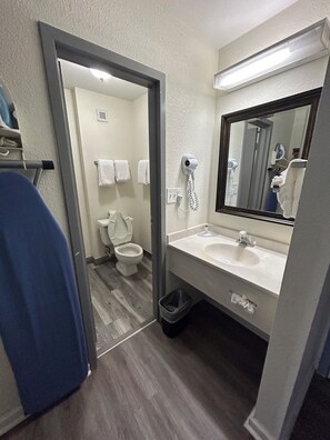 Room, 2 Double Beds, Non Smoking | Bathroom | Bathtub, free toiletries, hair dryer, towels - Clarion Pointe - Greensboro Coliseum Area (Greensboro)
