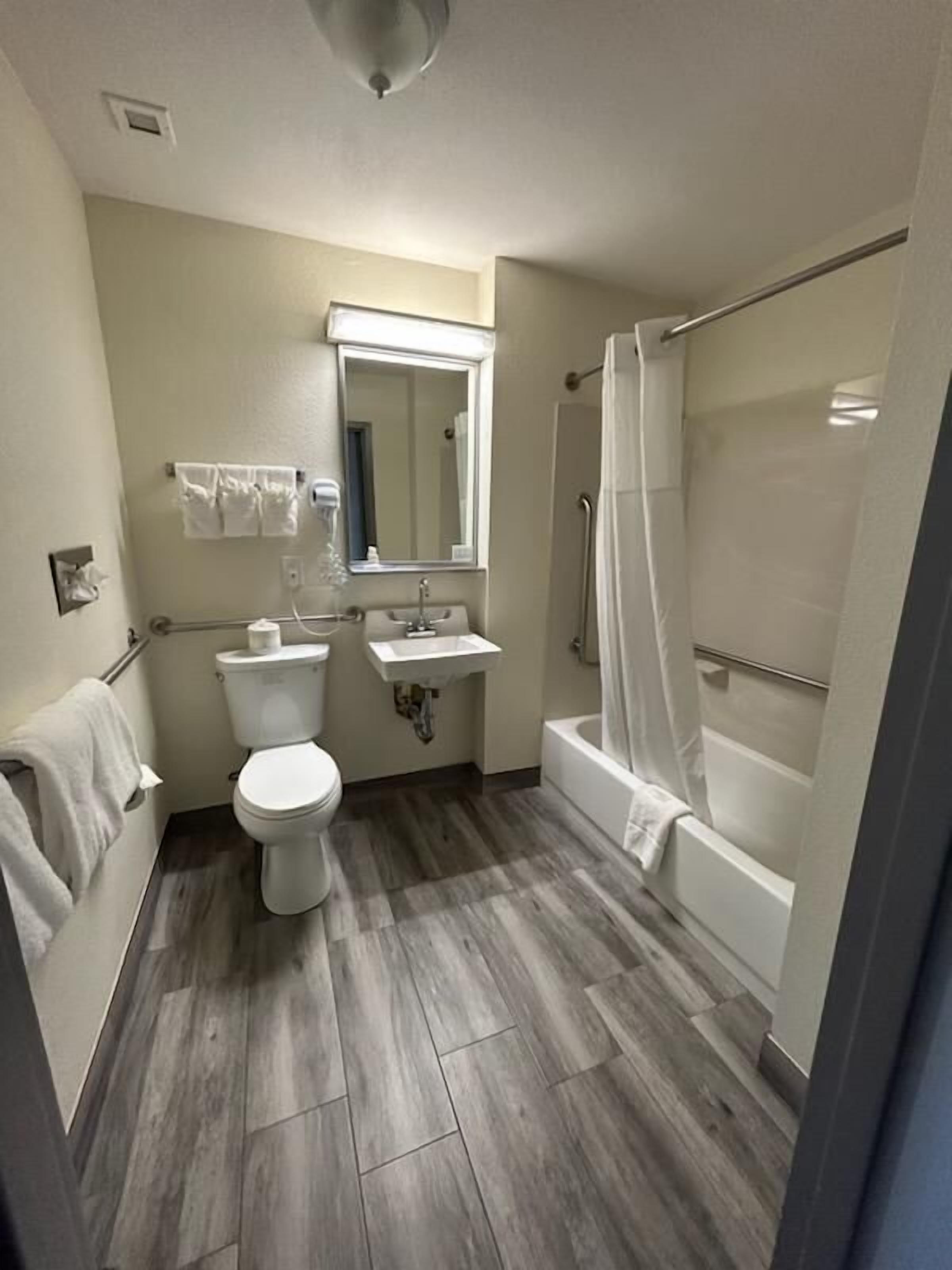 Badewanne, kostenlose Toilettenartikel, Haartrockner, Handtücher