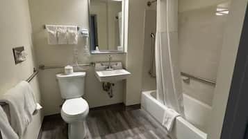 Badewanne, kostenlose Toilettenartikel, Haartrockner, Handtücher