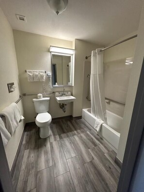 Baignoire, articles de toilette (gratuits), séchoir à cheveux