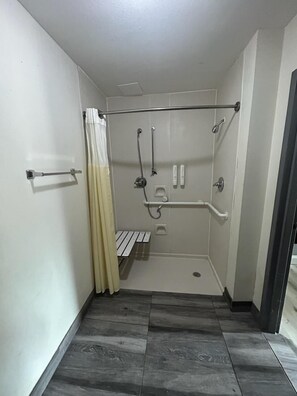 Standard Room, 1 Double Bed, Accessible, Non Smoking | Bathroom - Clarion Pointe - Greensboro Coliseum Area (Greensboro)