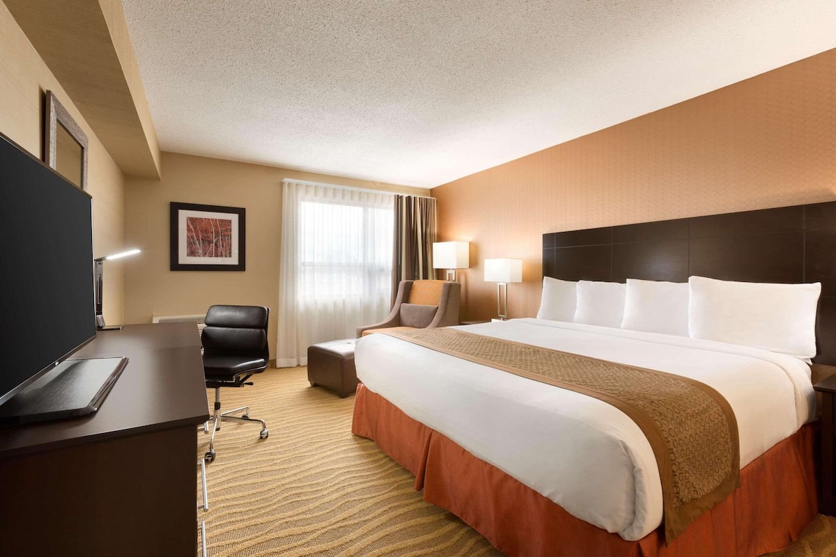 Pillowtop beds, desk, laptop workspace, blackout drapes