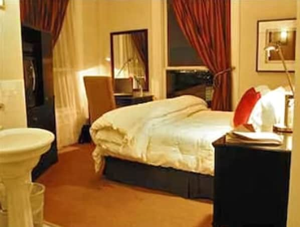 Standard Room, 1 Queen Bed | Premium bedding, in-room safe, individually furnished, desk