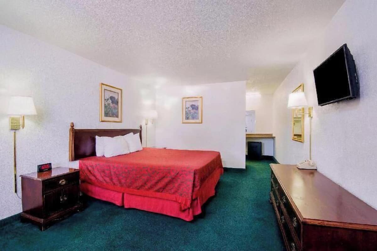 Free cribs/infant beds, rollaway beds, free WiFi, bed sheets