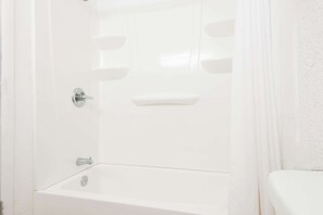 Kombinasi shower/bathtub, pengering rambut, dan handuk