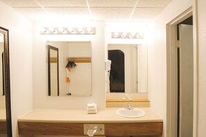 Suihkun ja ammeen yhdistelmä, ilmaiset hygieniatuotteet, hiustenkuivaaja