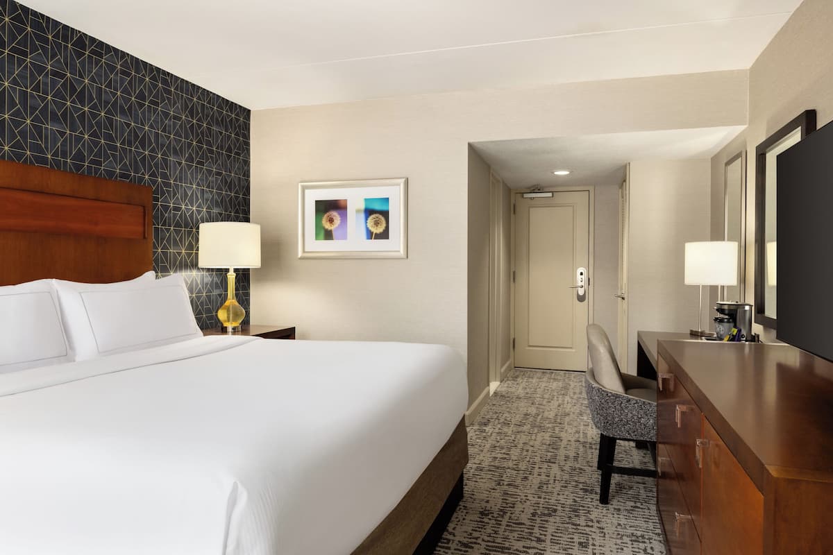 Premium bedding, in-room safe, iron/ironing board