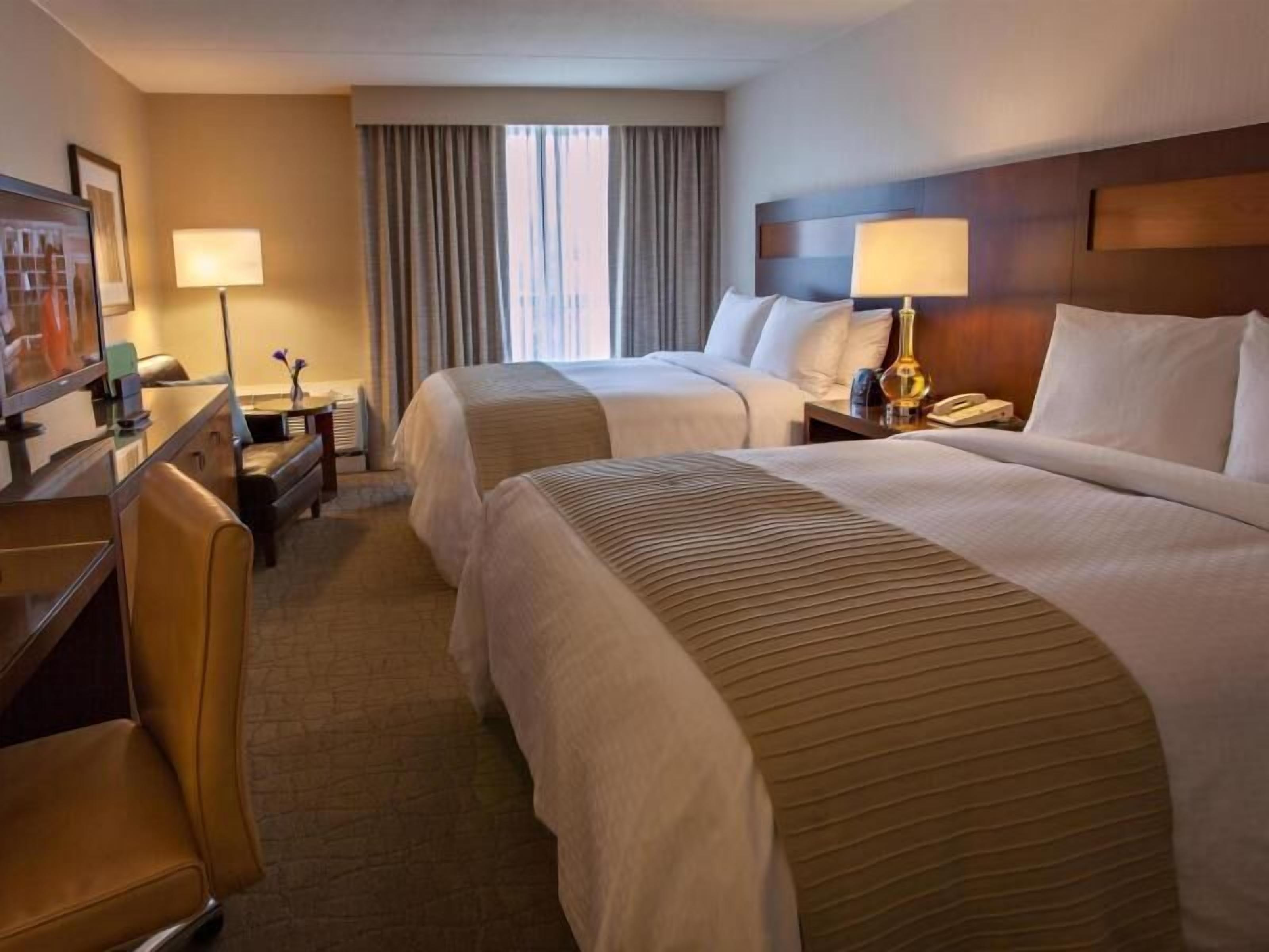 Literie de qualité, coffre-fort, fer et planche à repasser