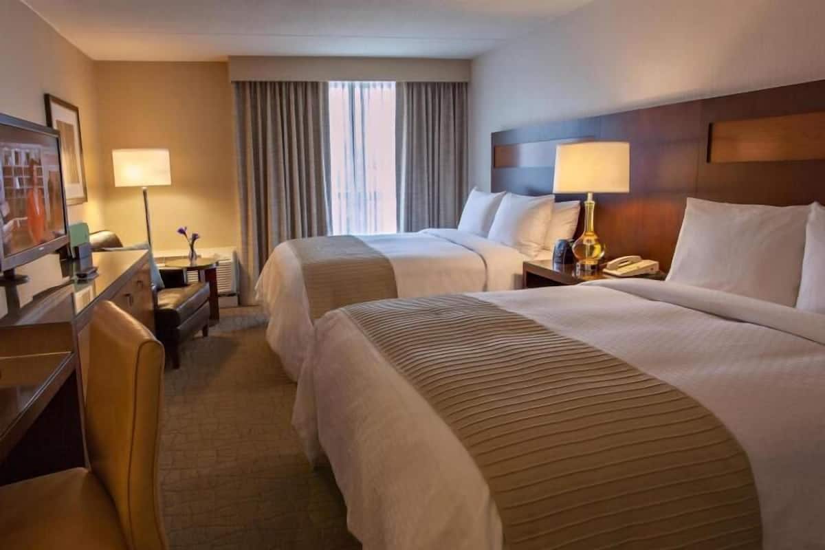 Literie de qualité, coffre-fort, fer et planche à repasser