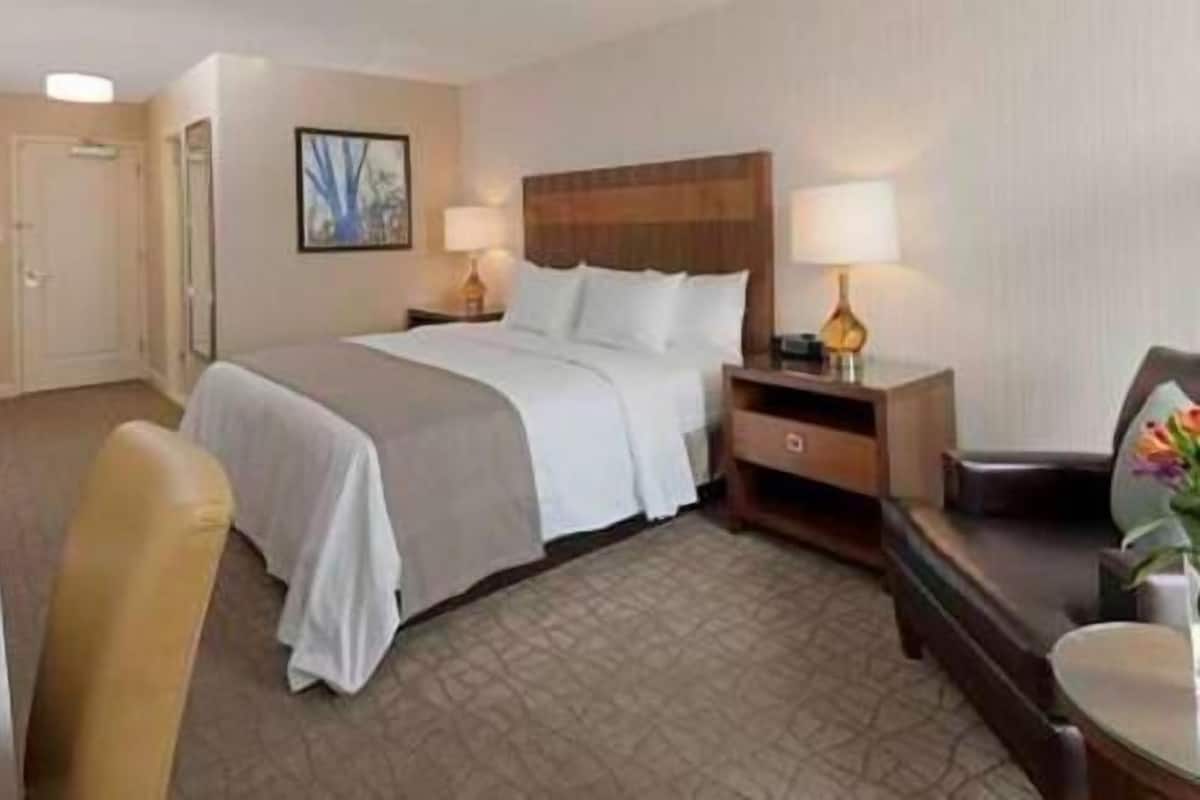 Literie de qualité, coffre-fort, fer et planche à repasser