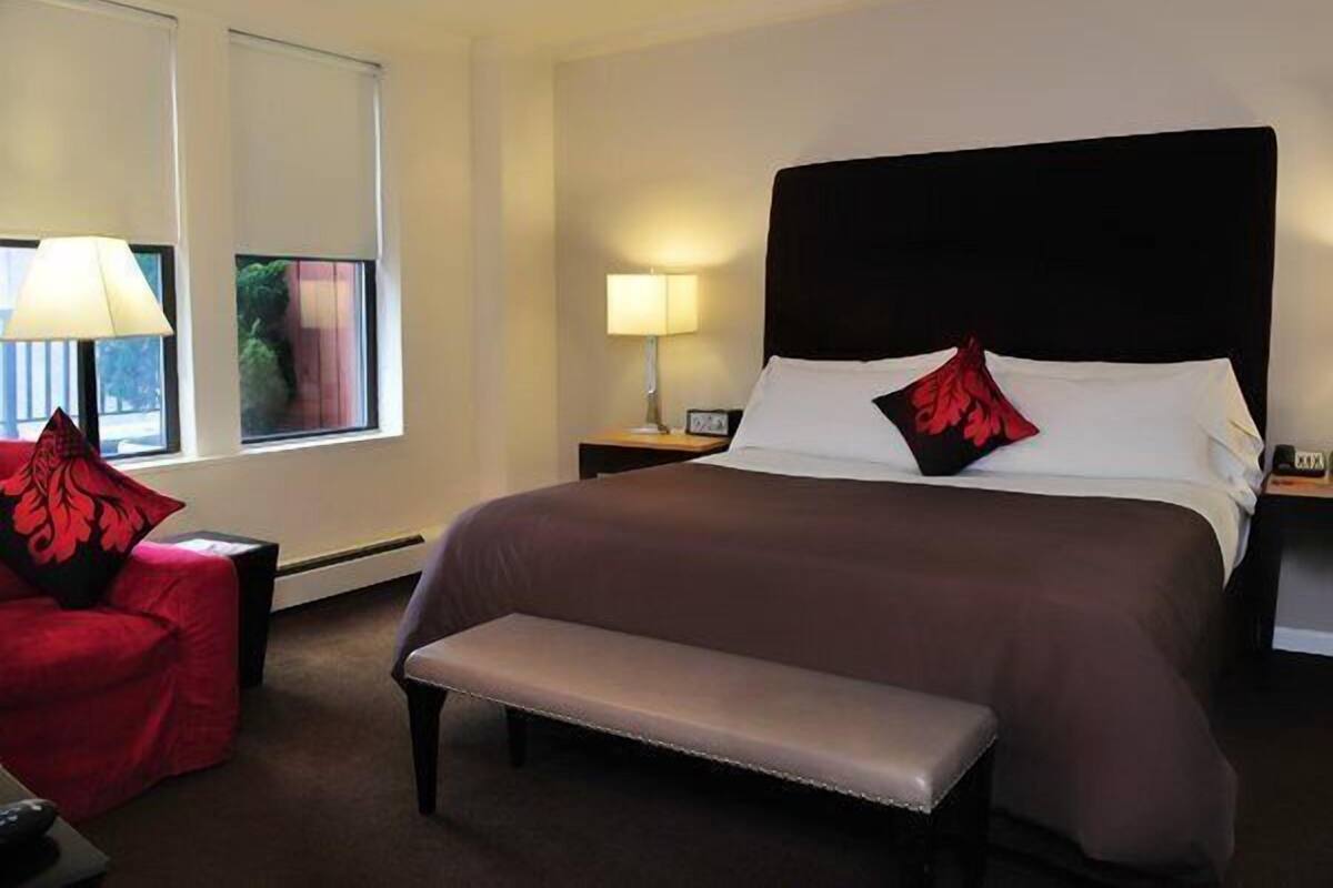 Standard Room, 1 King Bed, Courtyard View, Courtyard Area | Hypo-allergenic bedding, down duvets, in-room safe, desk
