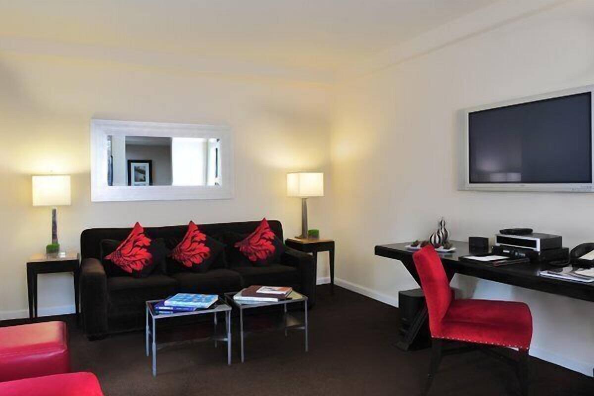 Executive Suite, 1 King Bed | Living area | 27-inch flat-screen TV with cable channels, TV, pay films