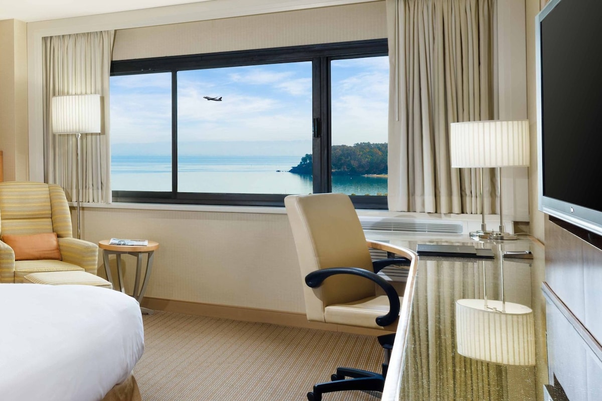 Premium bedding, pillow-top beds, in-room safe, desk