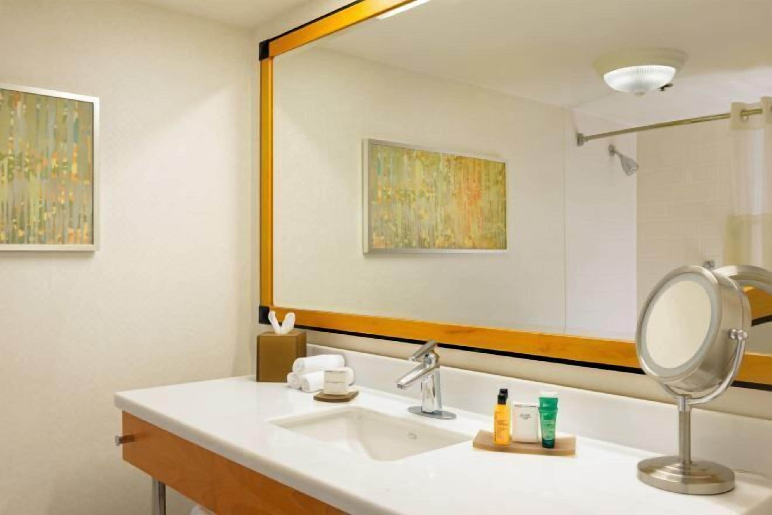 Combined shower/bathtub, designer toiletries, hair dryer, towels