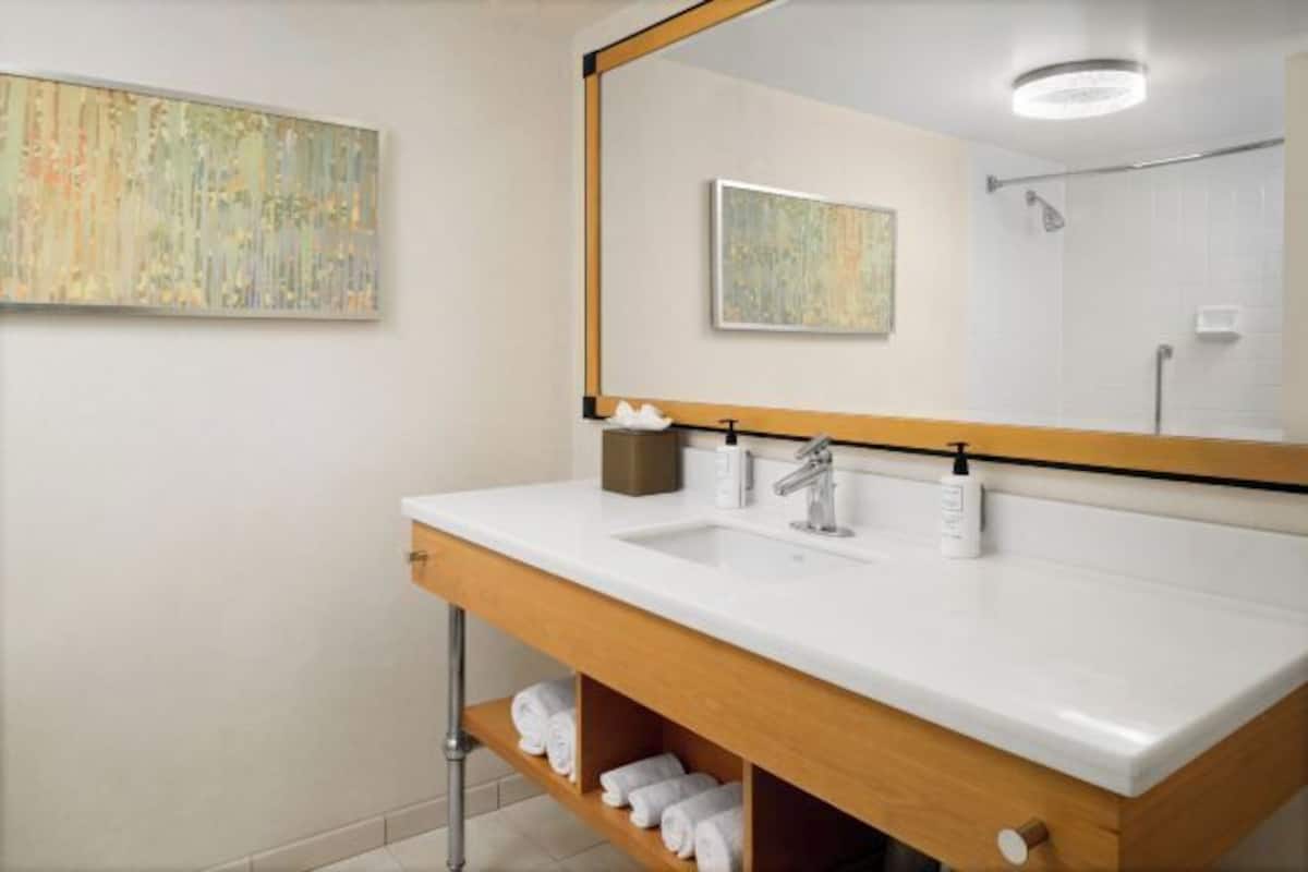 Ensemble douche/baignoire, articles de toilette de luxe, sèche-cheveux