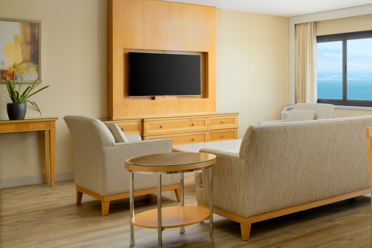 Premium bedding, pillowtop beds, in-room safe, desk