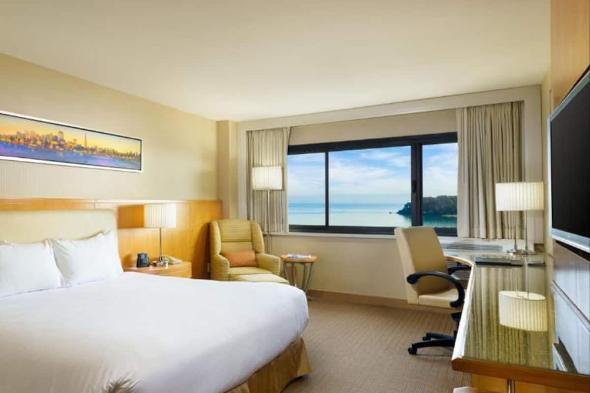 King Deluxe Bayview - Resort Fee Waived | Sengetøy av topp kvalitet, senger med overmadrass og safe på rommet