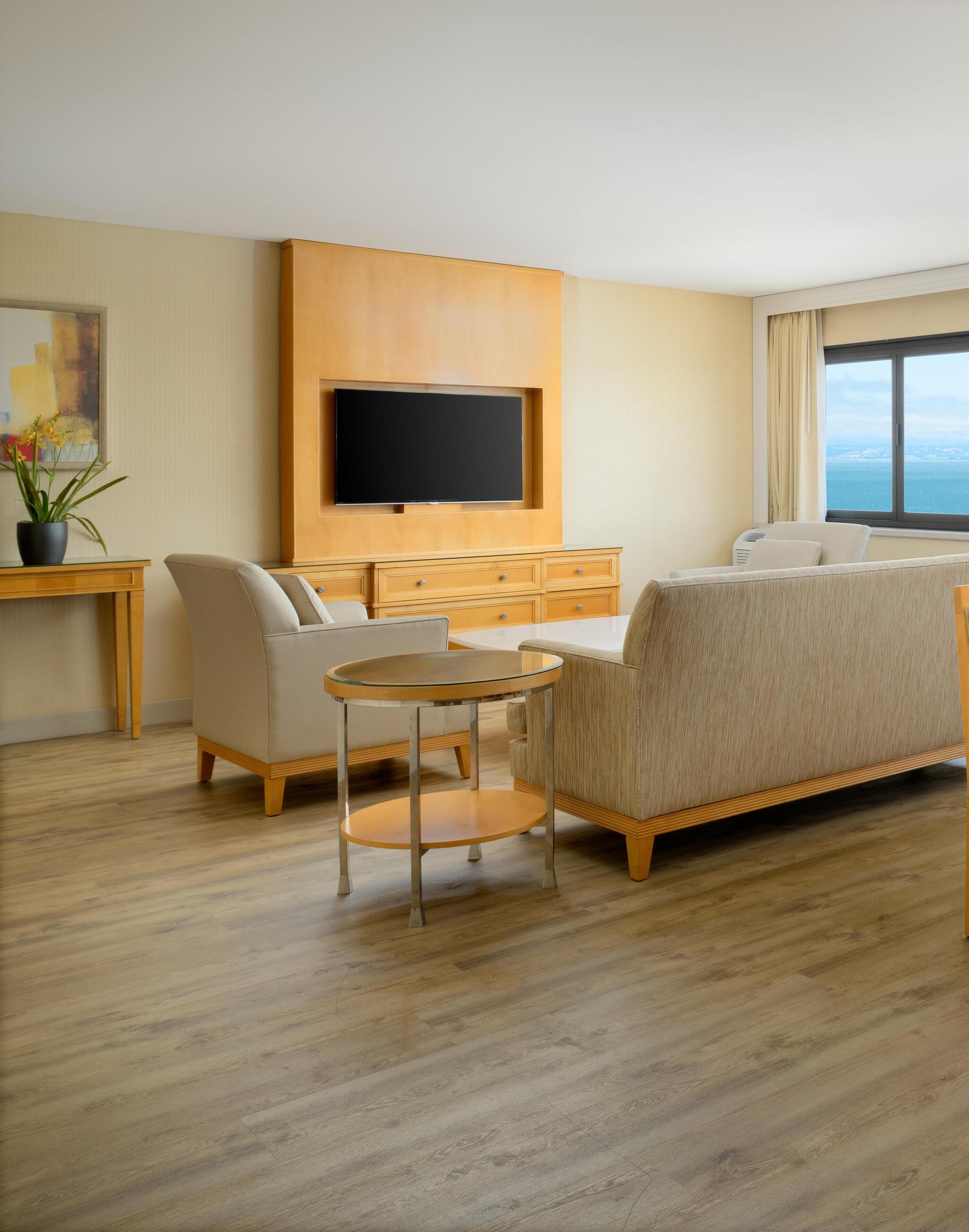 Parlor Suite - Resort Fee Waived | Wohnbereich | 42-Zoll-Flachbildfernseher mit Satellitenempfang, Fernseher, Pay-TV