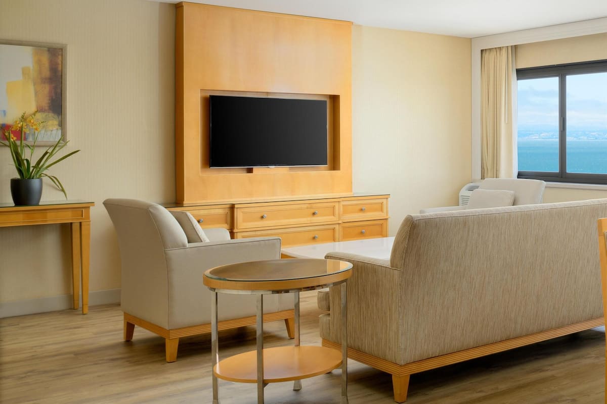 Parlor Suite - Resort Fee Waived | Wohnbereich | 42-Zoll-Flachbildfernseher mit Satellitenempfang, Fernseher, Pay-TV
