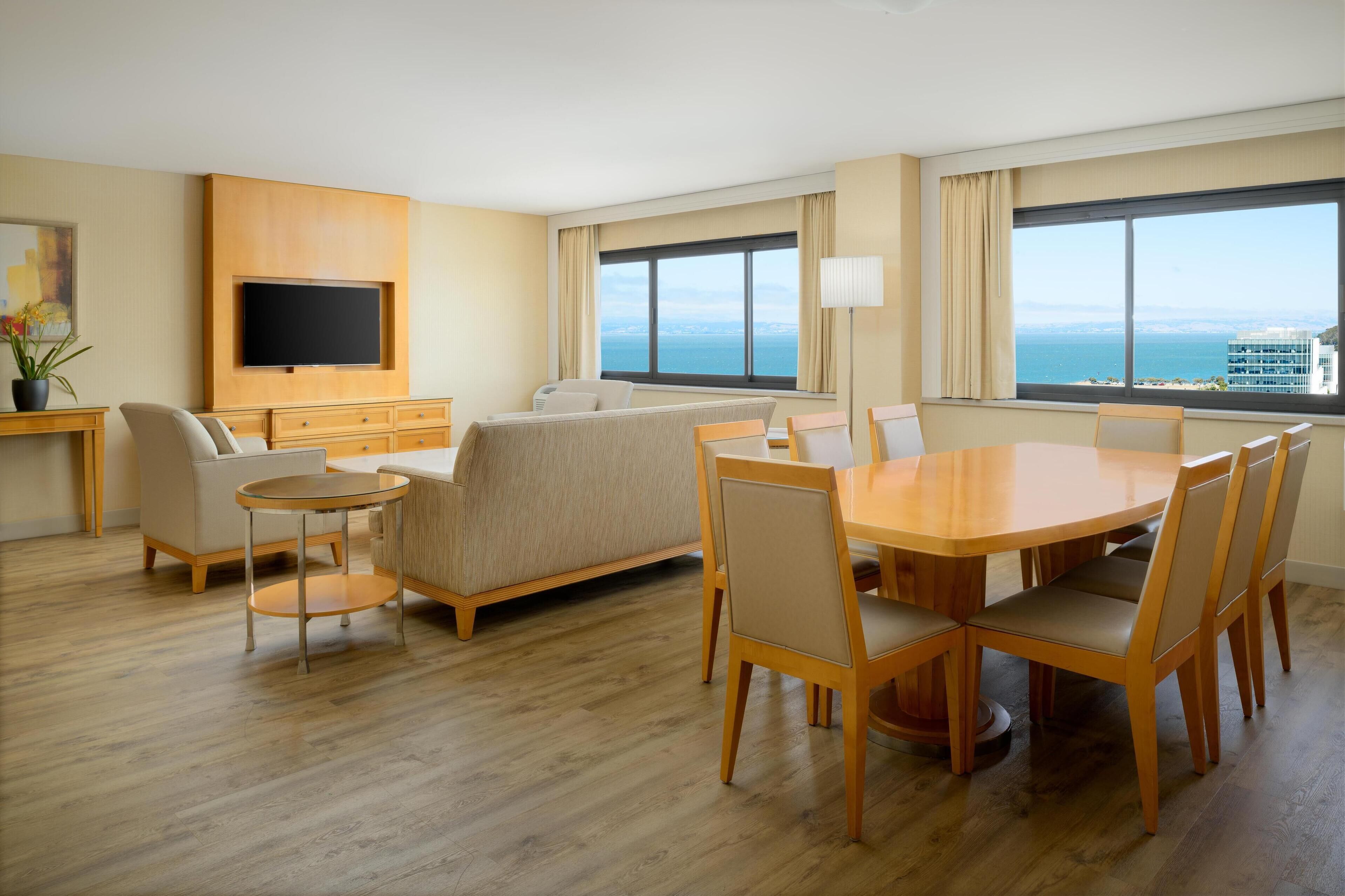 Suite, 1 King Bed, Bay View - Resort Fee Waived | Wohnbereich | 42-Zoll-Flachbildfernseher mit Satellitenempfang, Fernseher, Pay-TV