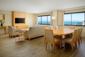 Suite, 1 King Bed, Bay View - Resort Fee Waived | Área de sala de estar | Televisión de pantalla plana de 42 pulgadas con canales vía satélite 