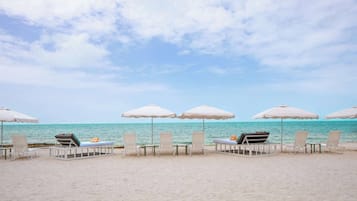 Plage privée, chaise longue, parasol, serviettes de plage