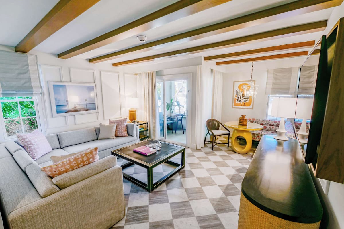 Televisión LCD de 65 pulgadas con canales por cable