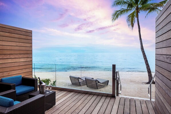 Suite, 1 très grand lit, véranda, en front de mer | Vue de la chambre