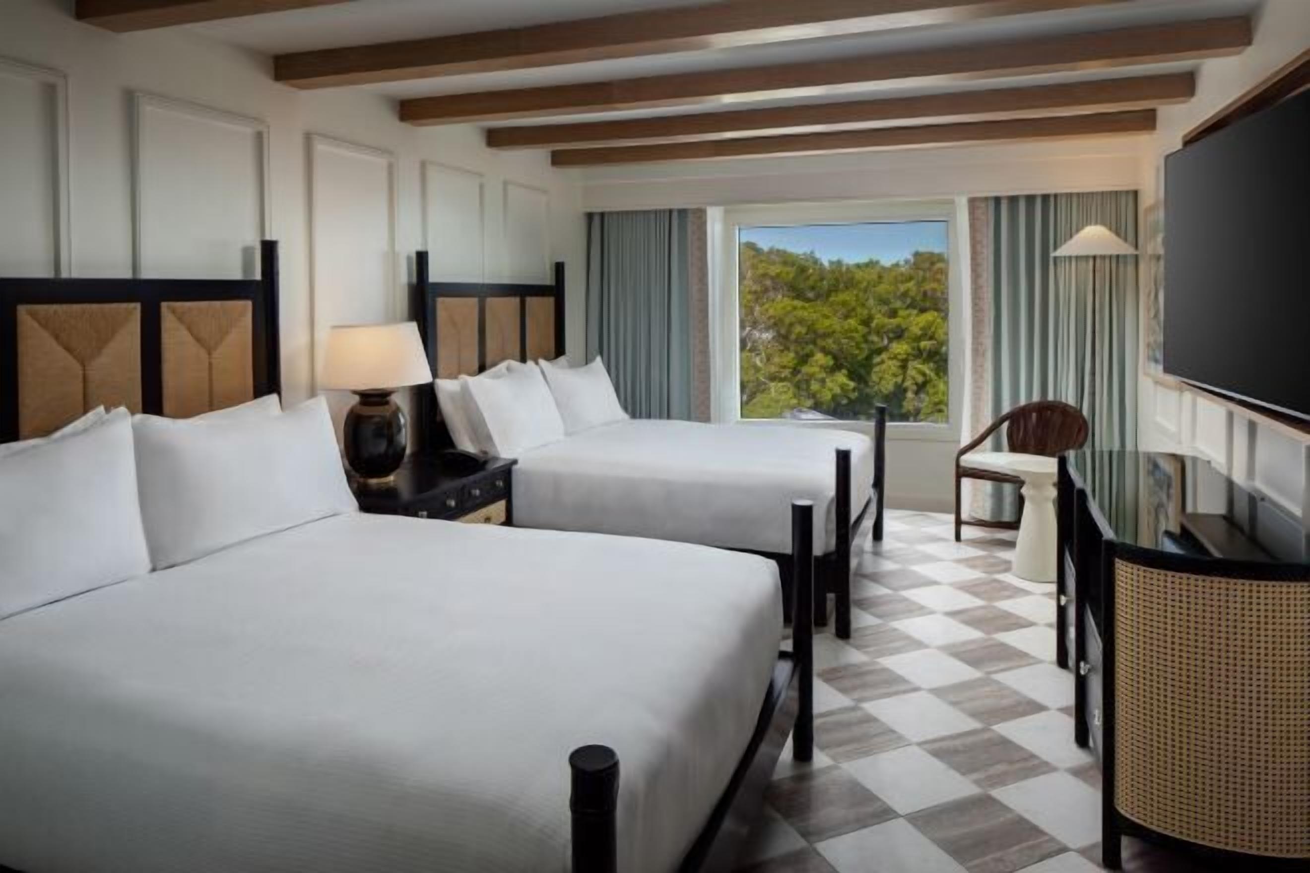 Hypo-allergenic bedding, in-room safe, blackout drapes