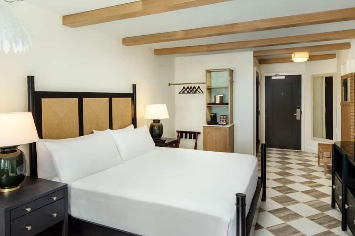 Ropa de cama hipoalergénica, caja fuerte, cortinas opacas