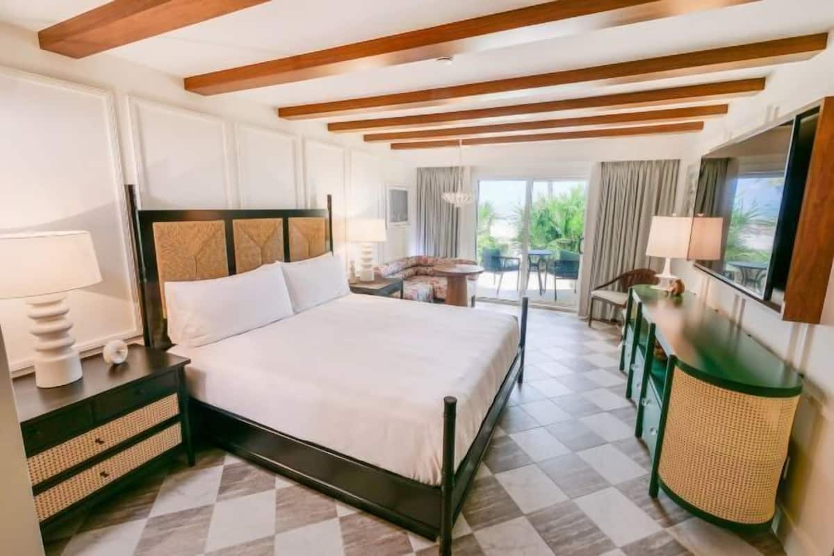 Ropa de cama hipoalergénica, caja fuerte, cortinas opacas