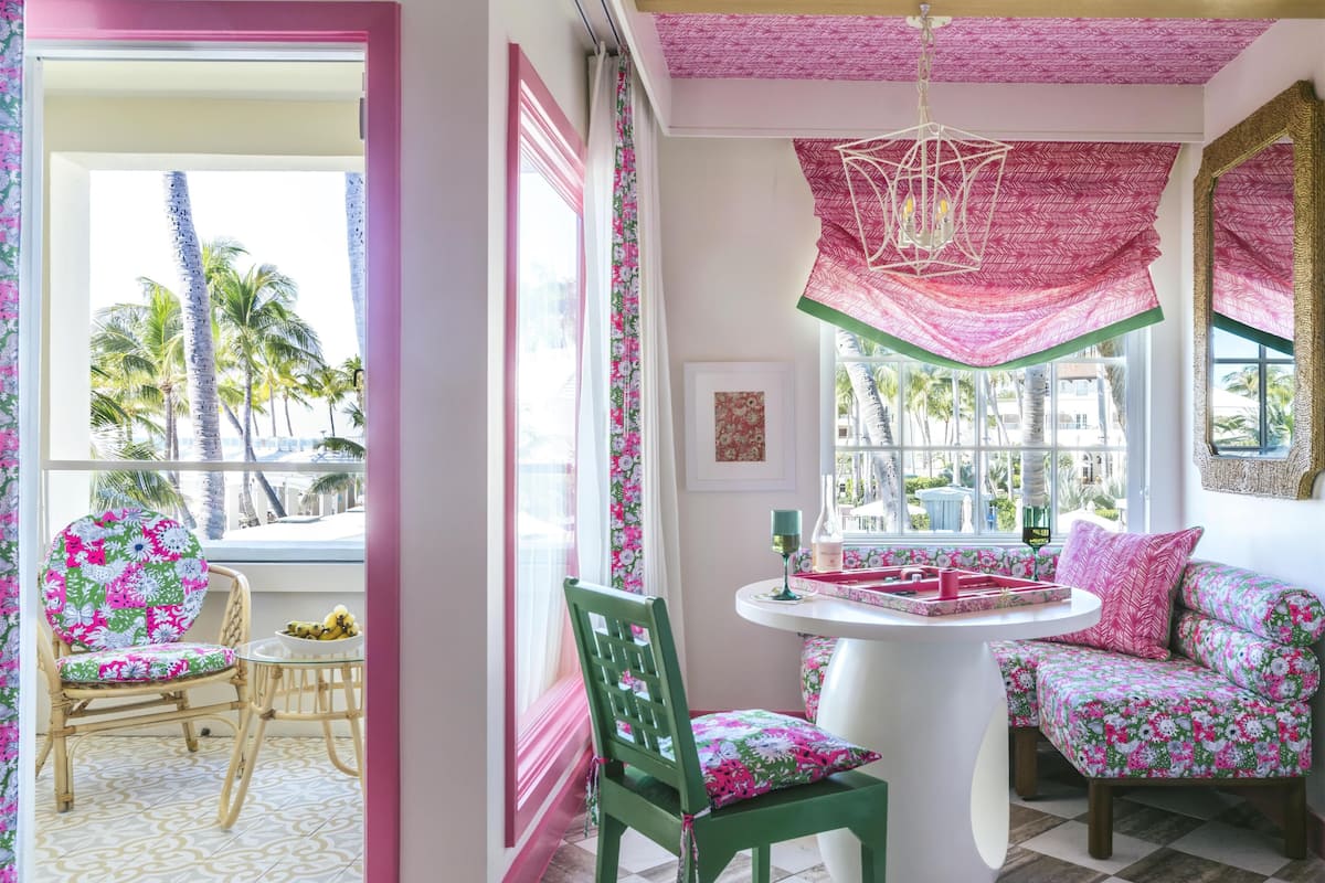 Lilly Pulitzer Suite 2 Queens with Balcony | Área de sala de estar | Televisión LCD de 65 pulgadas con canales por cable