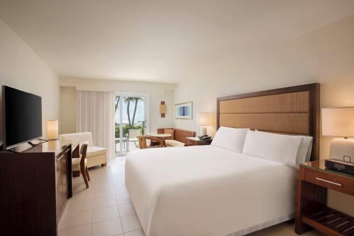 ملاءات للفراش لا تسبب الحساسية وخزنة داخل الغرفة وستائر تعتيم