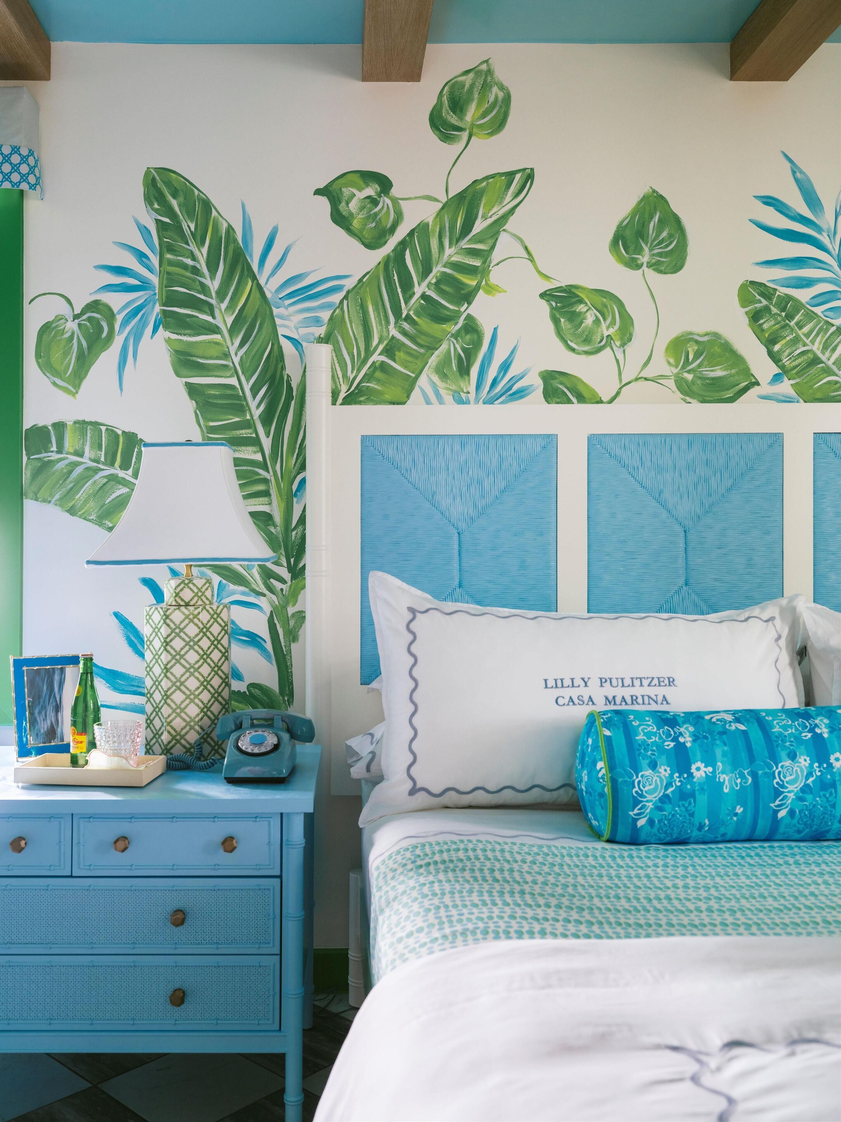 Lilly Pulitzer King Suite Balcony | Ropa de cama hipoalergénica y caja de seguridad en la habitación 