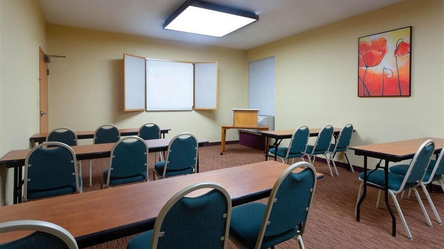 CLT Airport Inn & Suites